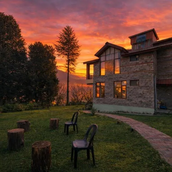 4 Bedroom Luxury Bungalow In Manali With Beautiful Scenic Mountain & Orchard View - #Private Bungalow #Premium Big rooms #Parking #Guest Preferred, Hotel in Manali