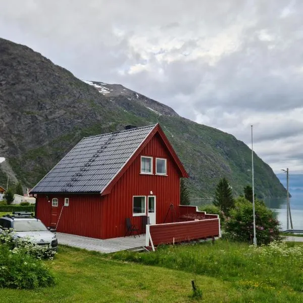 Charming traditional Norwegian Cabin in Lyngen, hotel i Lyngen