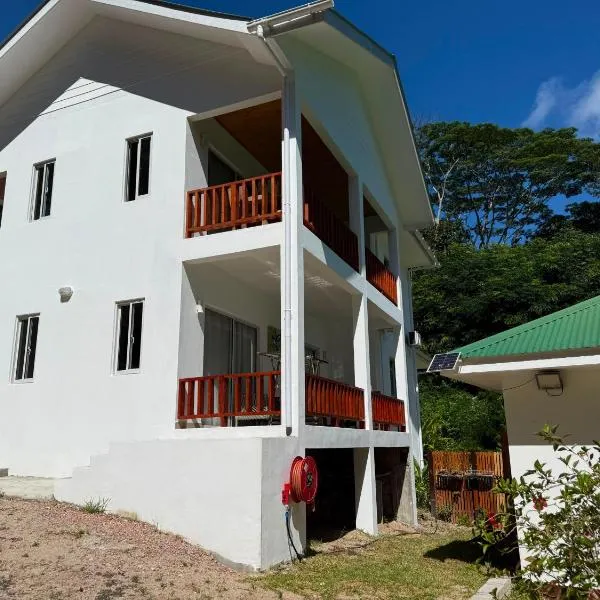 Blissful hill top Apartment, hotel u gradu 'Anse Possession'