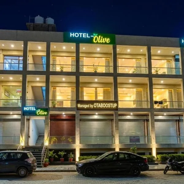 Hotel Olive Sunny Enclave, Near Airport Road, Mohali、Khararのホテル