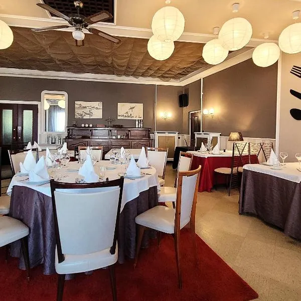Logis Hôtel Le Merle Blanc, отель в городе Дигуэн