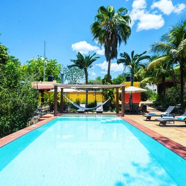 The Pickled Onion Hotel & Restaurant Uxmal, hotel di Santa Elena