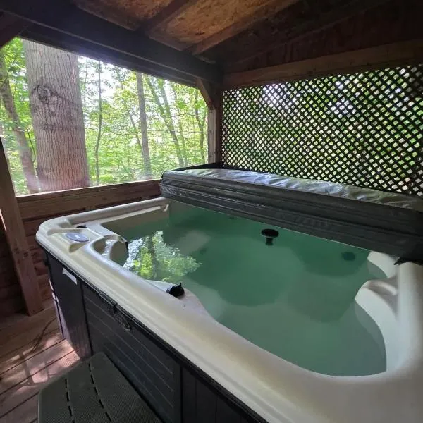 The Old Moonshiners at Avenwood Cabins、New Straitsvilleのホテル