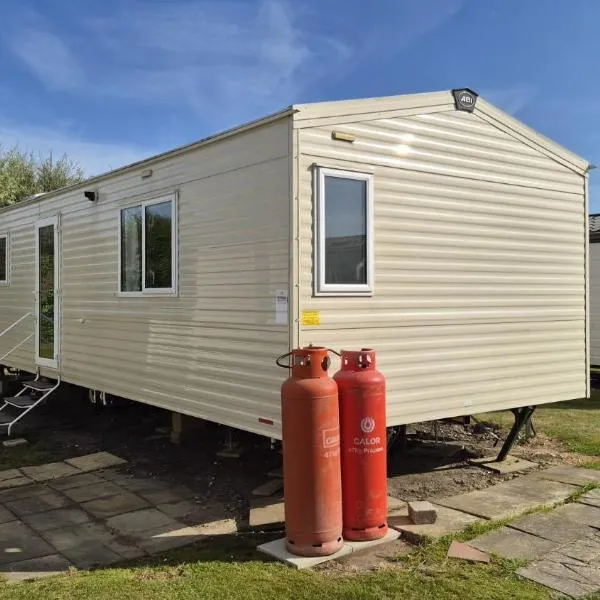 Lovely 6 berth caravan on the brilliant New Beach Holiday Park Kent ref 66658NB, hotel in Dymchurch
