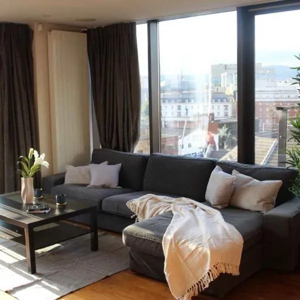 Custom House Square Penthouse, hotell i Belfast