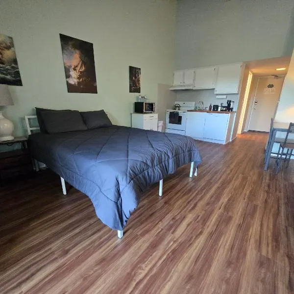 Cedar Lodge Condo with Private Balcony & Full Kitchen, hotel u gradu 'Laconia'