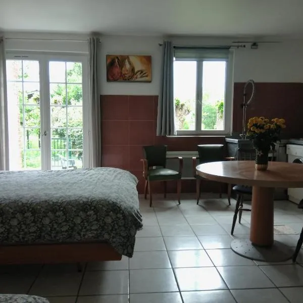 Logement privatif calme jardin clos chien ok parc, hotel en Herleville