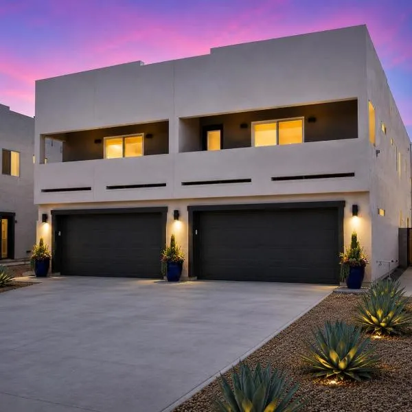 Modern Desert Retreat - 12 Min to DT & Airport, Hotel in Phoenix