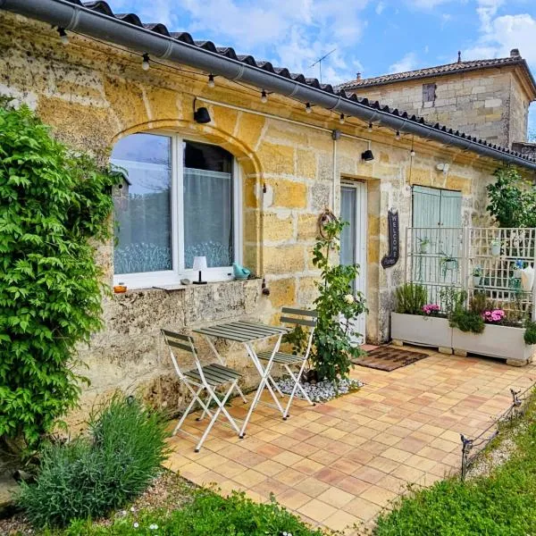 Maison Finchette pour 2 - 5 min Saint-Émilion - Terrasse privée - Parking - Arrivée autonome, hotel in Sainte-Terre