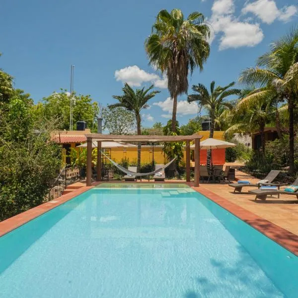 The Pickled Onion Hotel & Restaurant Uxmal, hotel v destinaci Santa Elena