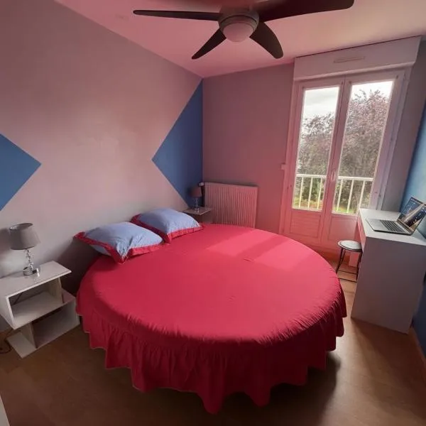 Chambre avec lit rond king size insolite, proche TGV, parking gratuit, hotel en Lamballe Armor