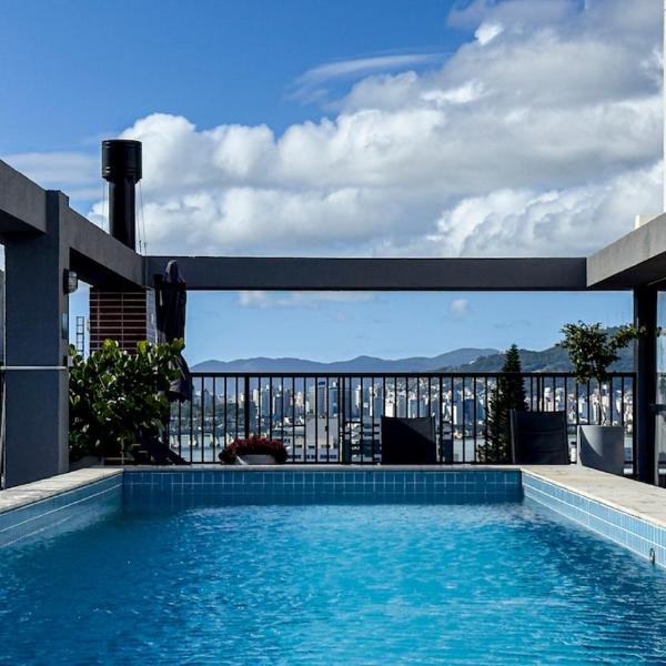 Luxo em Floripa, Apto novo com sala, suíte, garagem e área de lazer com piscina e churrasqueira em bairro nobre de Florianópolis