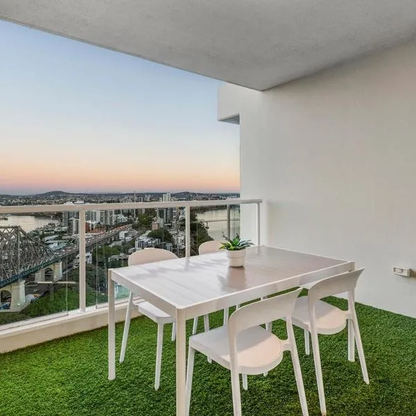 Penthouse Style - Story Bridge Views - Sleeps 8 - Baby Friendly, Hotel in Brisbane