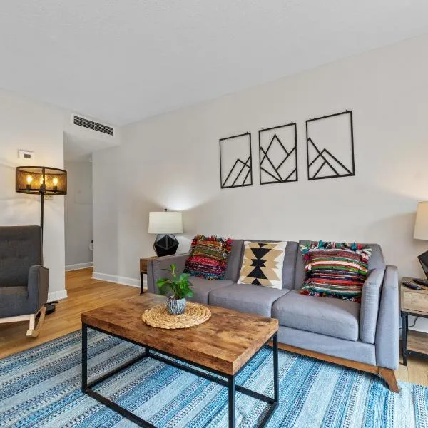 Bear Show 2nd Floor 2BR family pools wifi, hotel in Gatlinburg