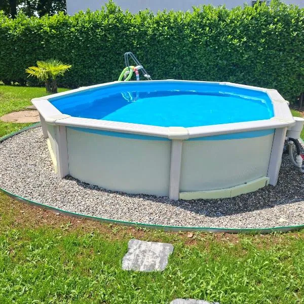Villa con Piscina tra Como e Milano WiFi e Parcheggio, hotel a Carbonate