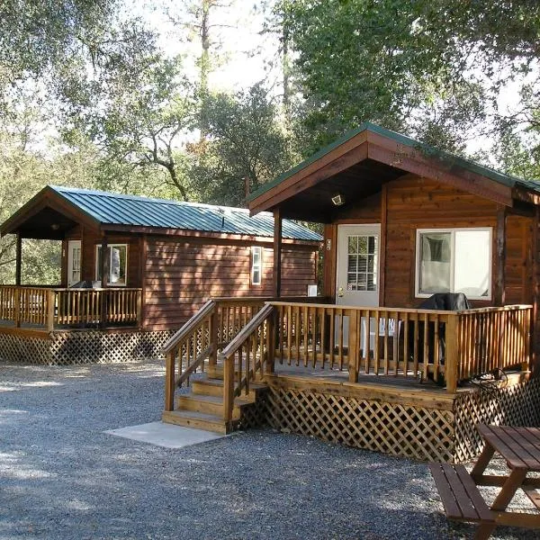 Ponderosa Camping Resort One-Bedroom Cabin 2, hôtel à Coloma