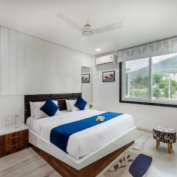 Sunset view Villa I Luxury 5 BHK Villa with pool in Nathdwara I 966o9o1oo6 2km from temple only By SK, hotel a Nathdwara