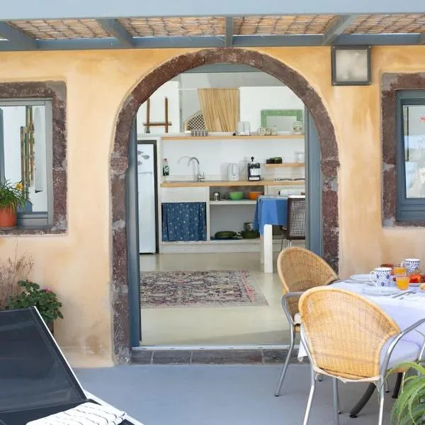 Casa Itaca luxury apartments with private jacuzzi and sea view in Foinikia - Oia, Hotel in Foinikiá