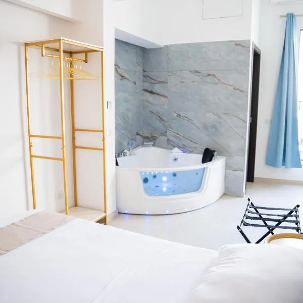 Cenvi Suite - Jacuzzi rooms, hotel in Mola di Bari