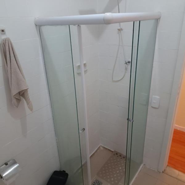 Seja bem-vindo ao coração de Copacabana aqui é a combinação perfeita entre a brisa do mar com a facilidade urbana na quadra da praia o nosso apartamento oferece conforto necessário para você relaxar após um dia inteiro explorando a cidade maravilhosa - Foto 3