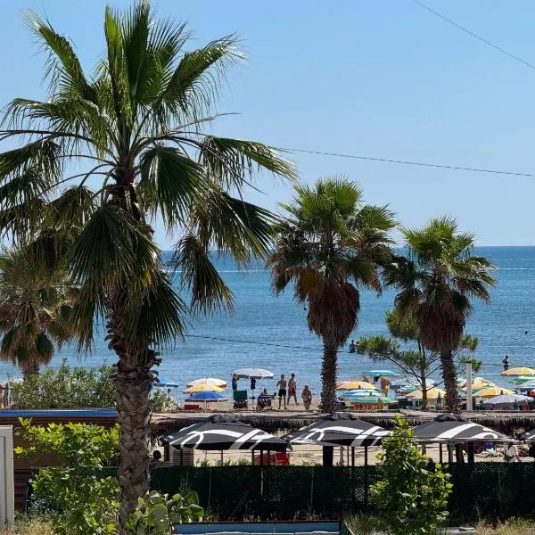Casa Del Sol Seaside Hotel, hotel in Durrës