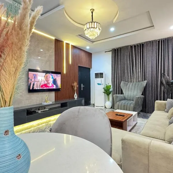 Beautiful 2Br Apt in Ogba, Ikeja, Lagos，拉各斯的飯店
