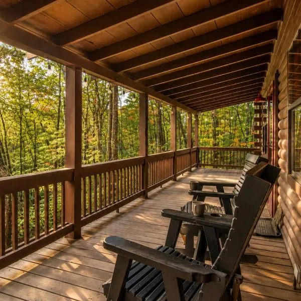 Cozy Treehouse Cabin in the woods with Firepit, hótel í Blue Ridge