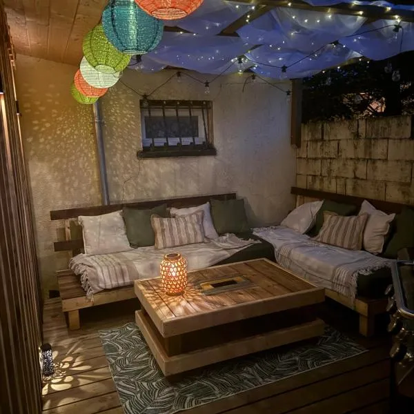 Studio chaleureux, massage, terrasse privé, barbecue et balneo, hotel in Cussac-Fort-Medoc