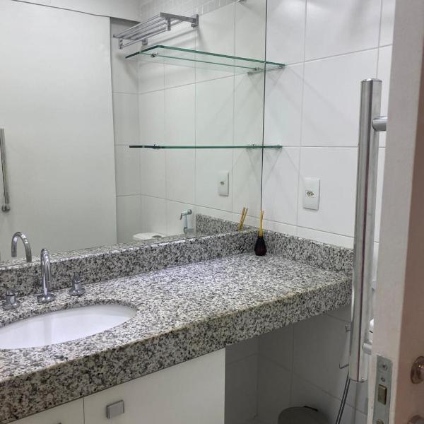 Apartamento espaçoso com varanda aconchegante - Foto 3