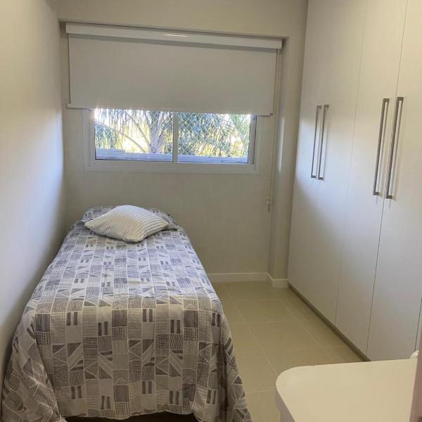 Apartamento espaçoso com varanda aconchegante - Foto 4
