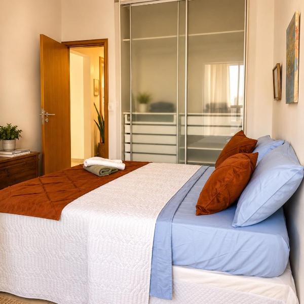 5 adultos, 2 quartos, Apartamento espaçoso em Copacabana, 5 minutos da Praia, metrô na Porta e garagem - Foto 2