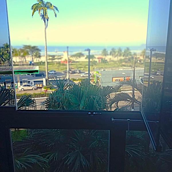 Pé na areia com vista pro mar