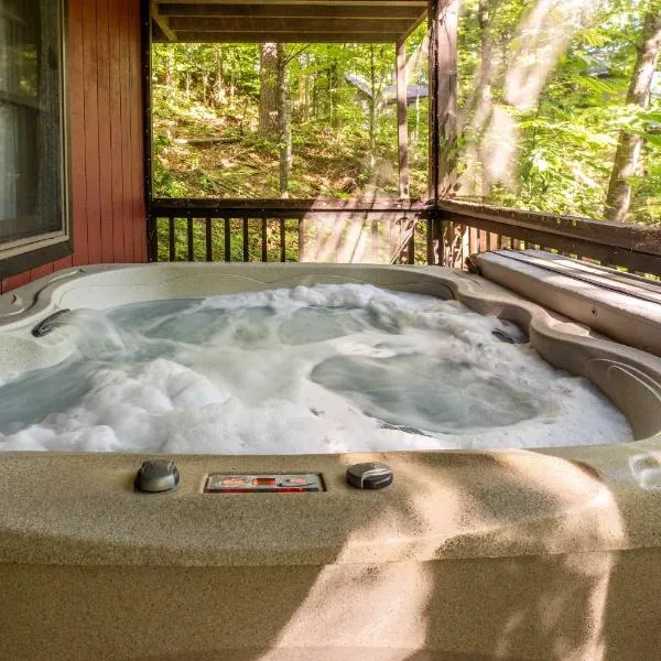 4BR Gatlinburg Cabin with Hot Tub & Fireplace, hotel u gradu Gatlinburg
