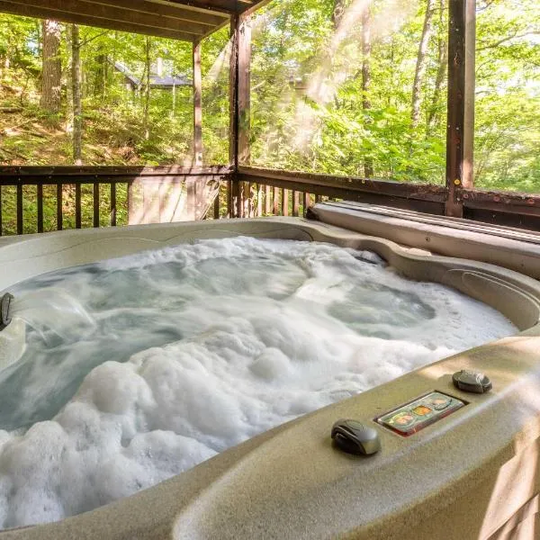 4BR Gatlinburg Cabin with Hot Tub & Fireplace, hotell sihtkohas Gatlinburg