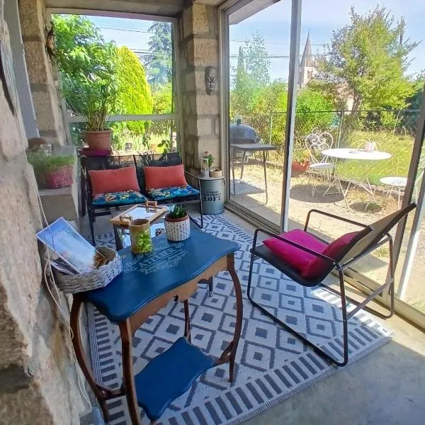 Grand Studio Côté Jardin, hotel en Saint-Sernin