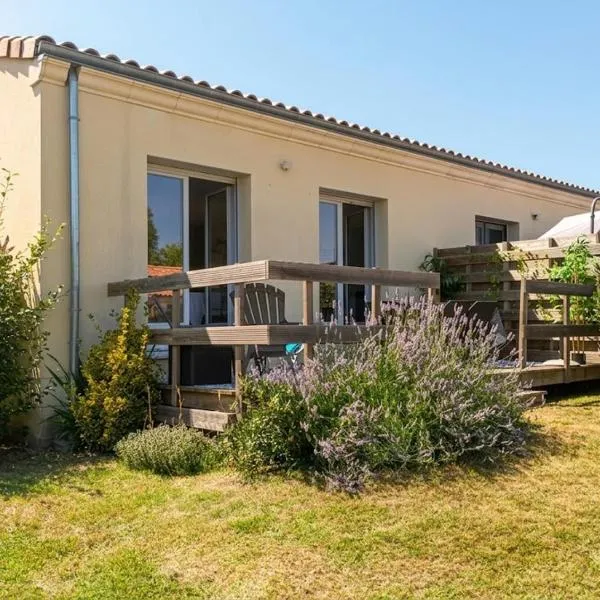 Gîte 3 étoiles jardin clos parking proche Saint Emilion, khách sạn ở Saint-Ciers-dʼAbzac