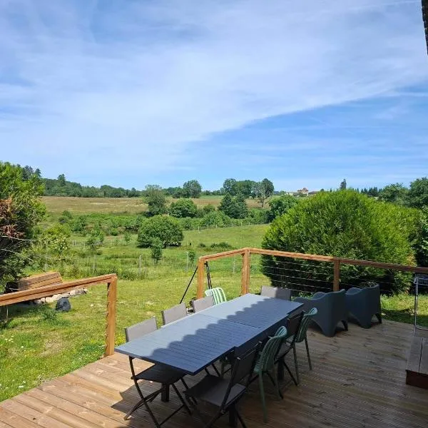 ALPAGANIE , élevage d'alpagas, domaine privé 19Ha, 3 lacs, pèche, animaux、Champniers-et-Reilhacのホテル