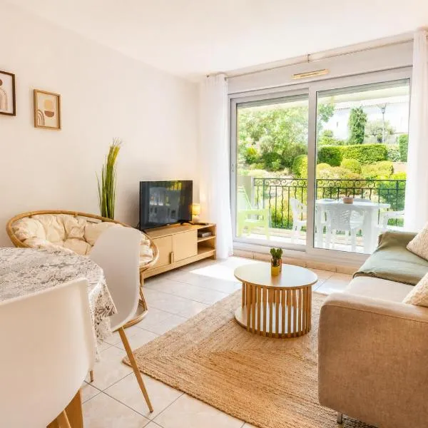 Cozy 2-room apartment with a pool, beach 8 min away!, hotelli kohteessa Fréjus