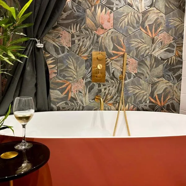 Romantic Boutique Cottage with pink roll-top bath-Hastings Old Town, hotell i Hastings