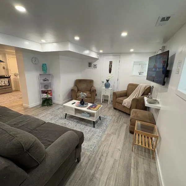 Silverado Suite Modern Quiet 2BR Queen's Downtown, hotell sihtkohas Kingston