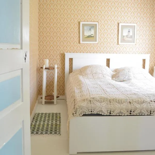 Cozy 200-Year-Old Cottage with Sauna near the Archipelago Trail, hotel din Taivassalo