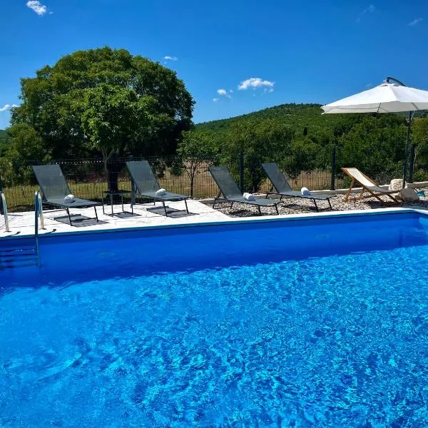 Peaceful New Country House with Saltwater Pool, hotel sa Brgud