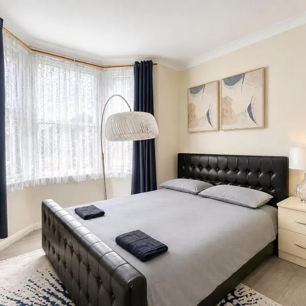 Hale at Tottenham Hale, Easy access to Transport and Airports, Sleeps 6 with Parking, hotel a Londres