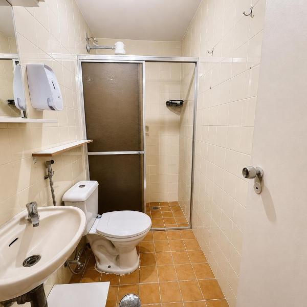 Higienopolis apartamento amplo, cama Queen Size padrão Luxo, com vaga garagem e vista da cidade, 10 andar, apto 1002 Edifício Piratininga, 2 minutos do shopping, entrada HOJE - Foto 2