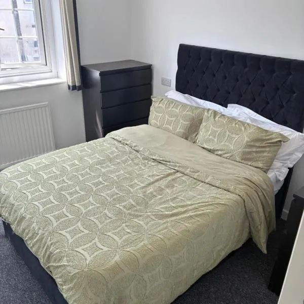 Large Double Room 5 Min Walk to Station and Docks, hotel din Southampton