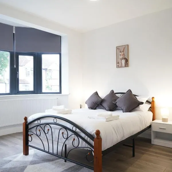 Private Ensuite Double Room, Parking, Near Wembley, hotel in Harrow on the Hill