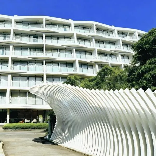 Laya Suites and Residences, hotel in Bang Tao Beach