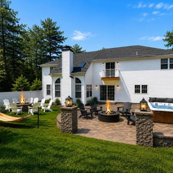 Luxury 5BR Backyard Oasis • Hot Tub • Game Room: East Stroudsburg şehrinde bir otel