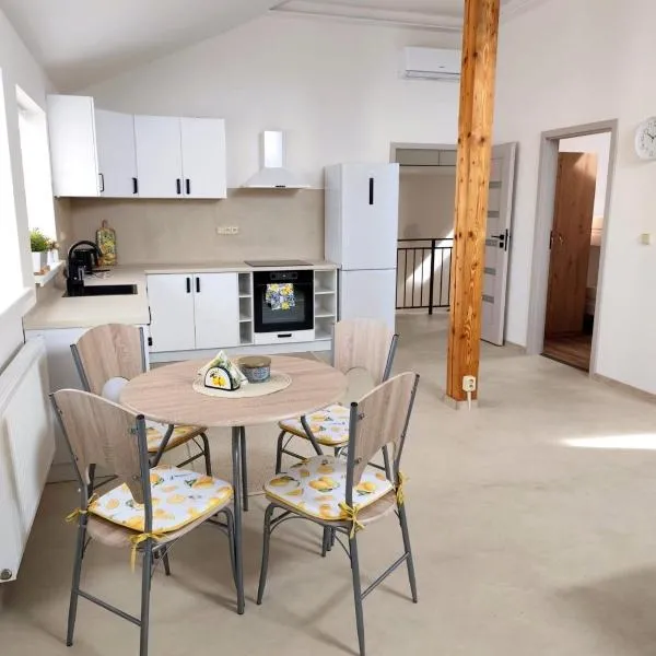 Apartmán Na Rozmarýnce, hotel in Veselí nad Moravou