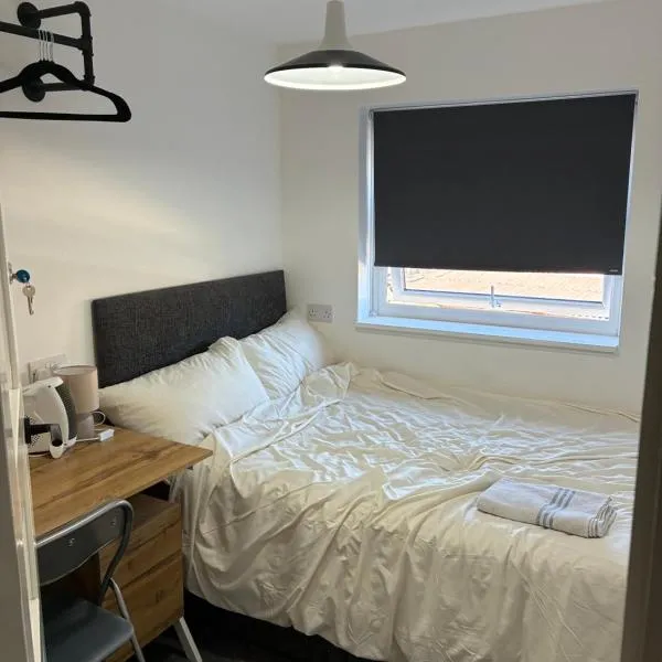Comfy Double Room 5 Min Walk to Station and Docks, hotel in Southampton
